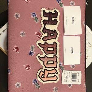 Snow White edition COACH clutch